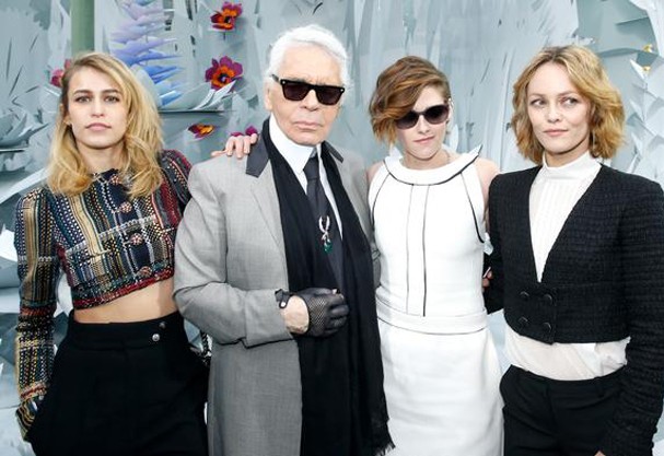 Alice Dellal, Karl Lagerfeld, Kristen Stewart e Vanessa Paradis: quarteto fantástico! (Foto: Getty Images)
