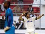 Habilidade de Pato e Everton Ribeiro na disputa pelo gol mais bonito