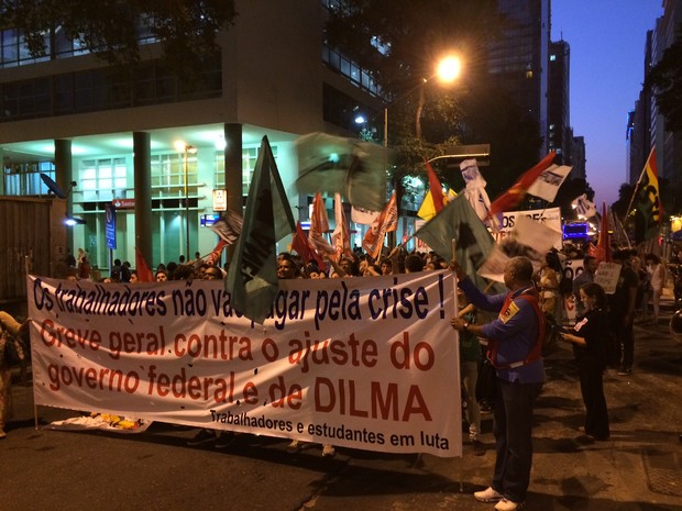 Servidores e alunos da UFRJ protestam no Centro (Foto: Marcelo Elizardo / G1)