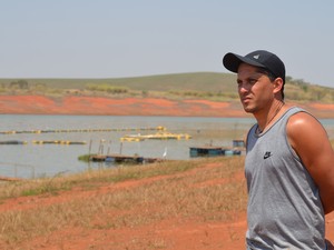 Piscicultor Denilson Gomes enfrenta prejuízos no Lago de Furnas em Alfenas, MG (Foto: Samantha Silva / G1)