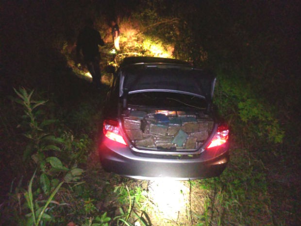 Polícia apreendeu 777 kg de maconha em um carro, em São Luiz do Purunã, na madrugada desta sexta-feira (24) (Foto: Divulgação/PRF)