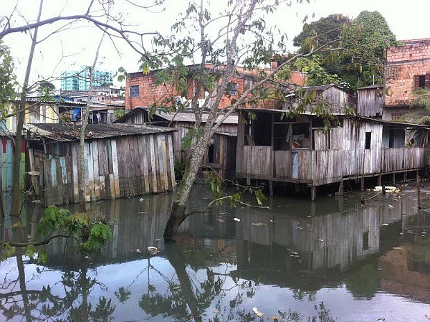 Casas de madeira enfrentam riscos, dizem moradores (Foto: Camila Henriques/G1 AM)