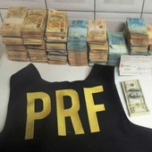 Polícia acha cerca de 
R$ 1 milhão em carro (Polícia acha cerca  de R$ 1 milhão em carro (PRF/Divulgação))
