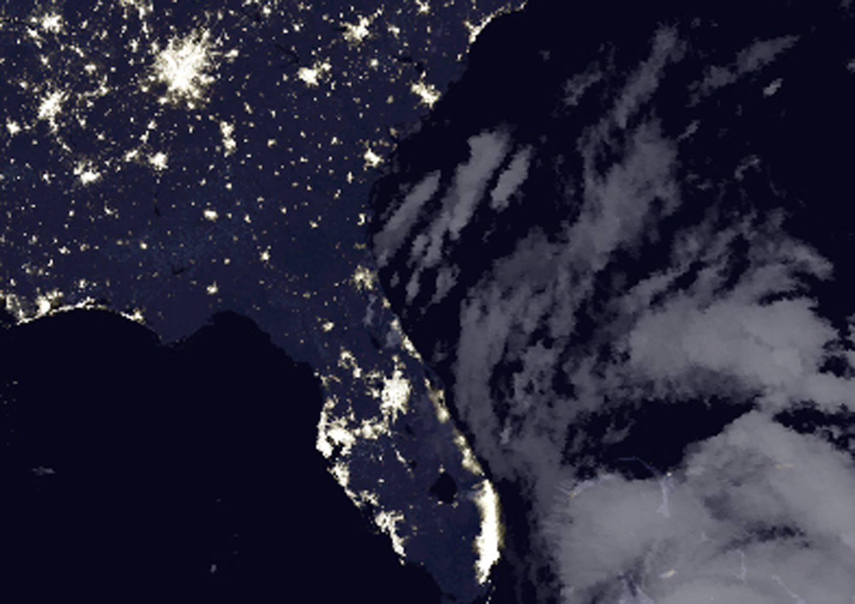 Imagem de satélite mostra as cidades iluminadas no litoral americano antes da chegada do Matthew (Foto: Nasa)