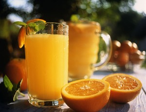 Copos de sucos de laranja com frutas (Foto: Getty Images)