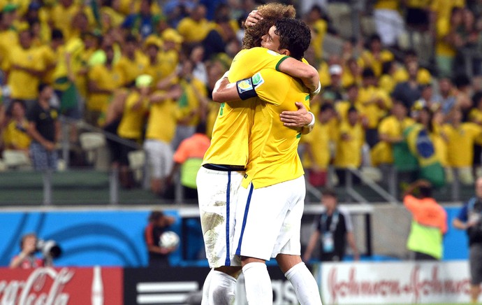 David Luiz e Thiago Silva comemoração Brasil (Foto: Aldo Carneiro / Pernambuco Press)