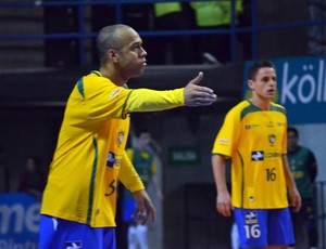 Ari orienta a marcação da seleção brasileira observado por Rodrigo (Foto: Divulgação/CBFS)