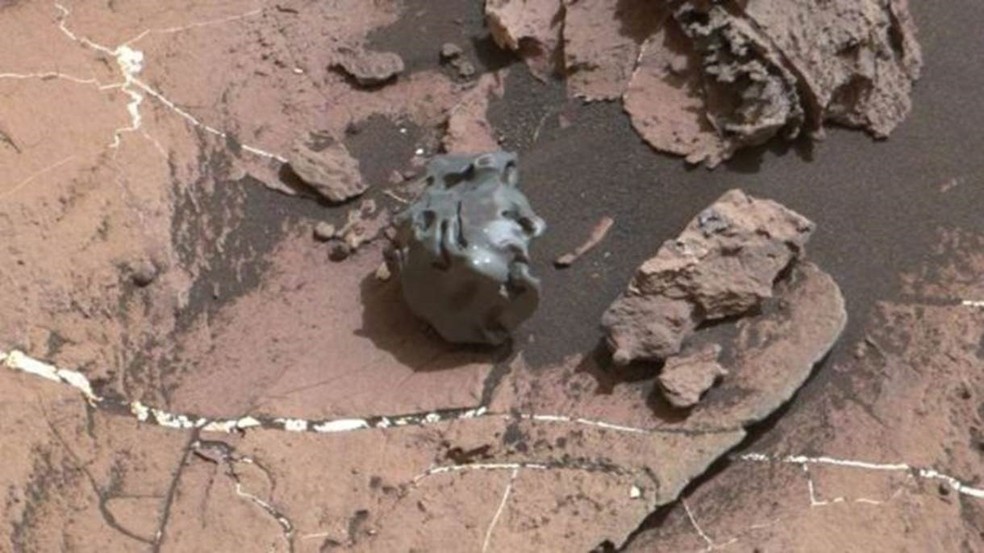  Em outubro do ano passado, o Curiosity encontrou este meteorito na mesma região de Marte  (Foto: Nasa)