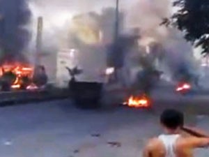 Pneus são queimados em barricada em Damasco  (Foto: AP)