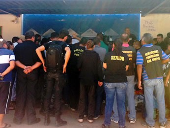 Agentes prisionais fizeram 'barreira humana' na porta de presídio (Foto: Eduarda Fernandes/ G1)