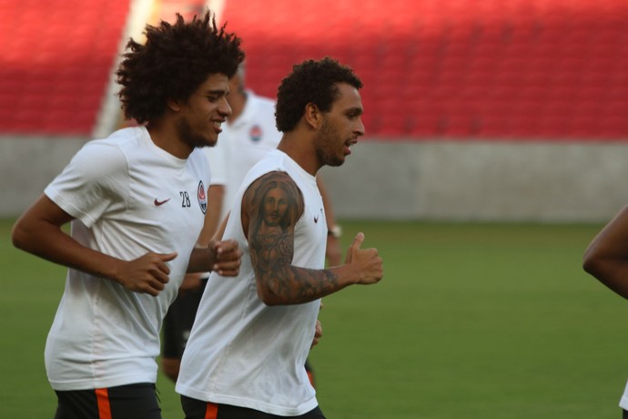 Taison e Wellington Nem em treino no Beira-Rio (Foto: Diego Guichard)