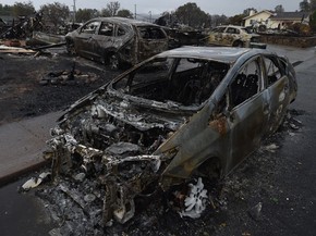Carros destruídos por incêndio são vistos em Middletown, na Califórnia, na quarta (16) (Foto: AFP Photo/Mark Ralston)