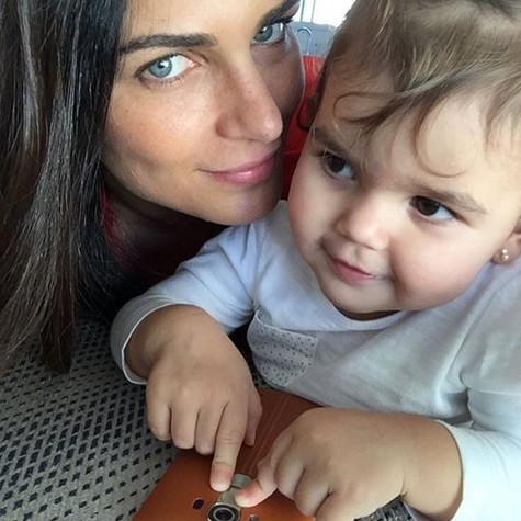 Fernanda Motta com a filha (Foto: Reprodução)