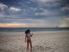 Juliana Paes mergulha na praia com chuva: 'O amanhã cheio de energias'