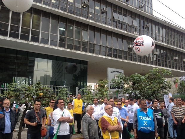 Balão contra o aplicativo Uber foi colocado em frente à Câmara Municipal de São Paulo (Foto: Carolina Dantas/G1)