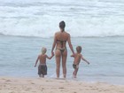 Família fofa! Fernanda Lima e Rodrigo Hilbert levam os filhos a praia no Rio