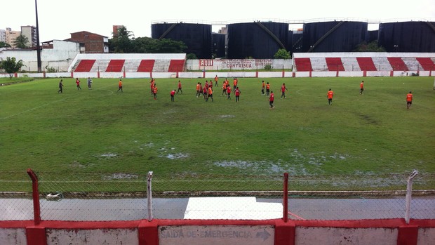 Campo ficou encharcado devido às fortes chuvas em Maceió (Foto: Henrique Pereira/ Globoesporte.com)