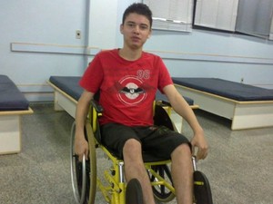 Marcos Vinícius não consegue mais andar e precisa da cadeira de rodas (Foto: Arquivo pessoal)