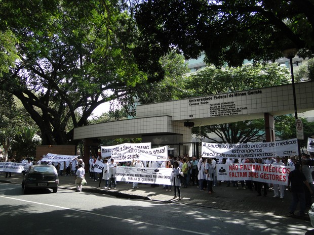 Médicos se reuniram em frente à Faculdade de Medicina da UFMG, em BH. (Foto: Pedro Ângelo/G1)