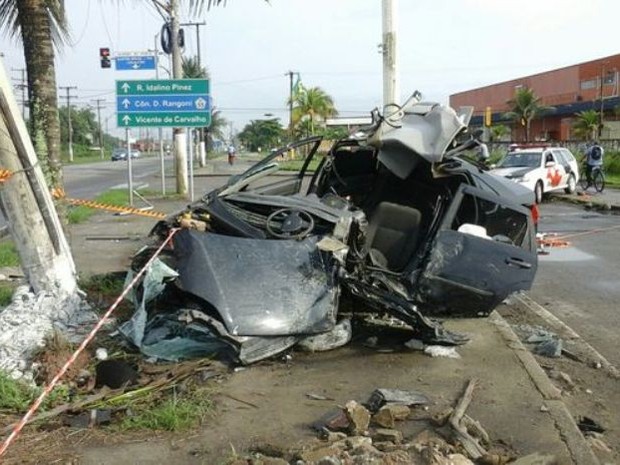 Carro ficou destruído após colisão com um poste (Foto: VC no G1)