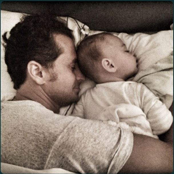 Leonardo Antonelli com a fillha, Minna (Foto: Instagram/Reprodução)
