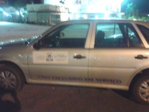 Carro oficial do estado foi flagrado à noite em frente de academia de Palmas (Foto: Divulgação)