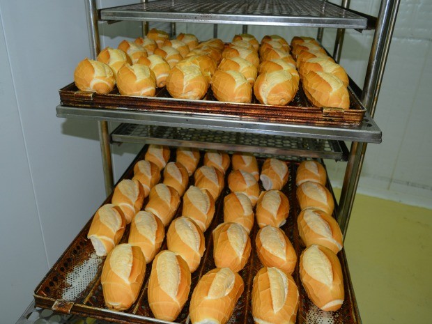 Os pães são produzidos em larga escala, cerca de 60 toneladas por mês (Foto: Andreia Gonzales/G1)