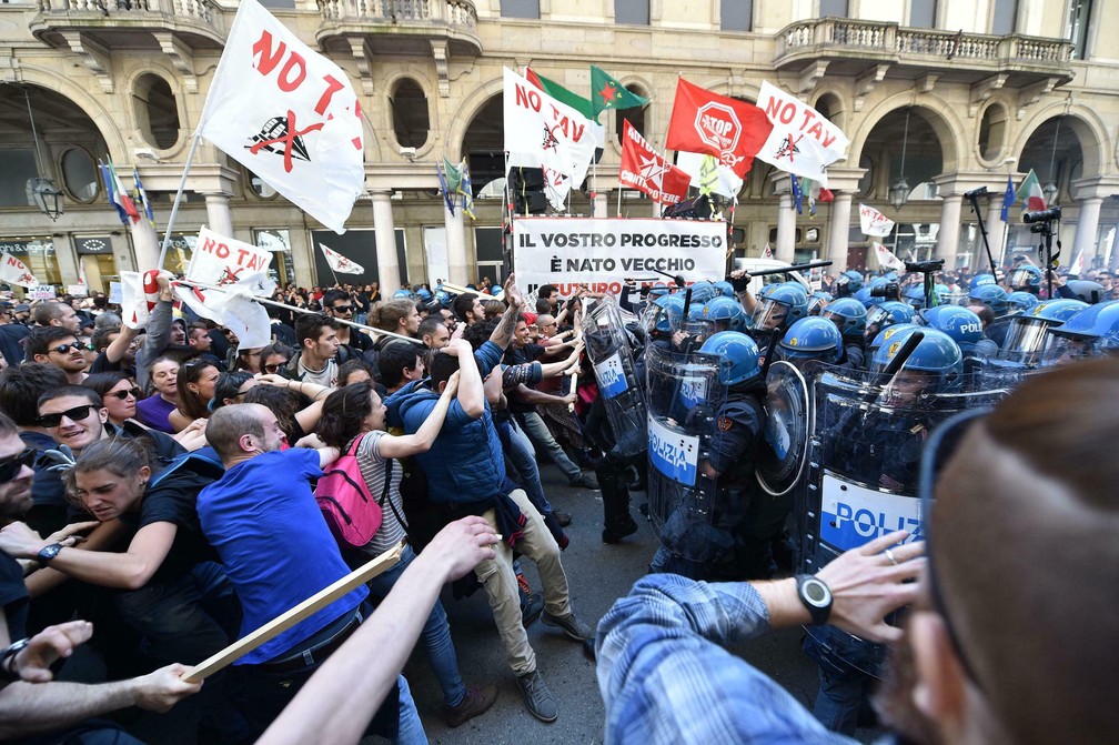 Manifestantes entram em confronto com a polícia em Turin, na Itália, durante protestos nesta-quarta feira pelo Dia do Trabalho. — Foto: Alessandro Di Marco/ANSA via AP