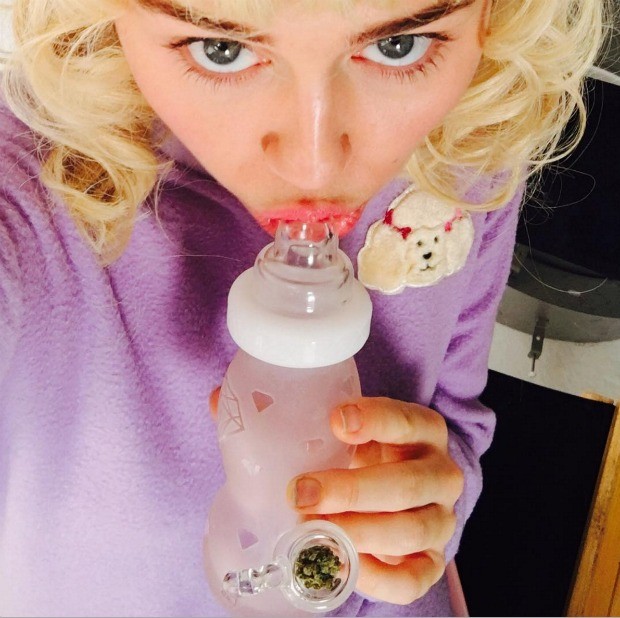 Miley Cyrus é clicada fumando cigarro suspeito; veja fotos