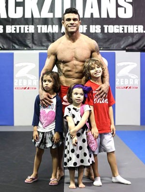 Vitor Belfort e os filhos (Foto: Reprodução / Twitter)