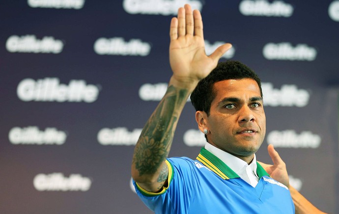 Daniel Alves em evento  (Foto: Marcos Ribolli / Globoesporte.com)