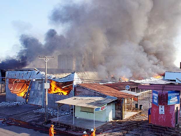 Depósito incendiado em Taguatinga (Foto: Ricardo Moreira/G1) Depósito incendiado em Taguatinga (Foto: Ricardo Moreira/G1)