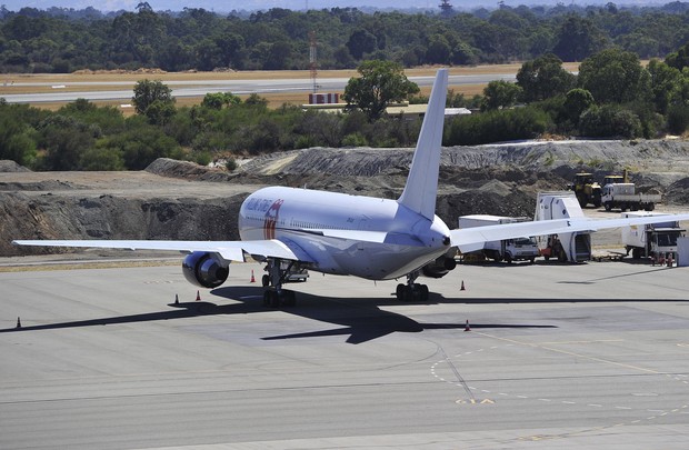 Avião do grupo Rolling Stones em aeroporto da Austrália (Foto: REUTERS/Richard Polden)