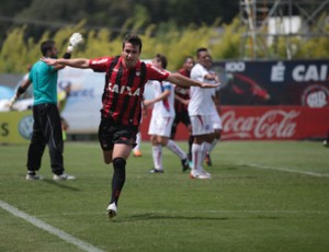 Elias do Atlético-PR comemora gol contra o Guaratinguetá (Foto: Cleber Yamaguchi /Site oficial do Atlético-PR)