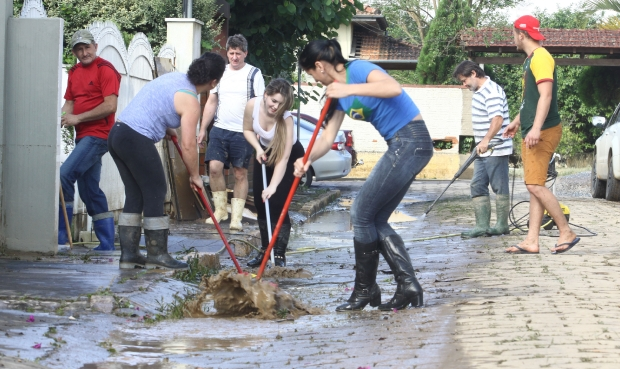 Moradores de Rio do Sul começam limpar lama da enchente (Foto: Secom/ Divulgação)