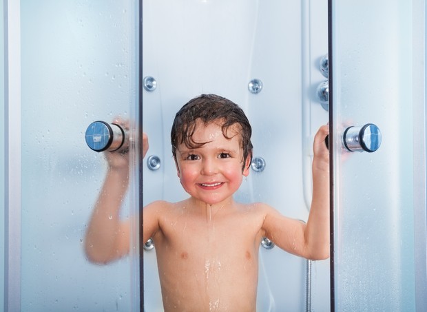 A partir dos 5 anos, a criança já pode tomar banho sozinha  (Foto: Thinkstock)