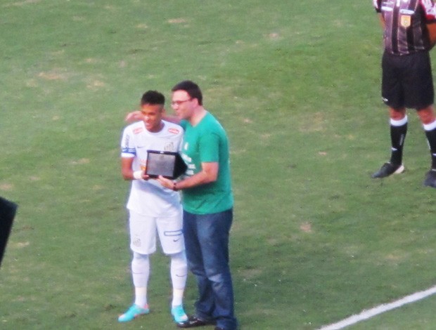 Neymar e Mauro Beting, placa Joelmir Beting (Foto: Marcelo Hazan / Globoesporte.com)