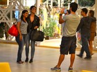 Juliana Paes vai a shopping com marido e tira fotos com fãs 