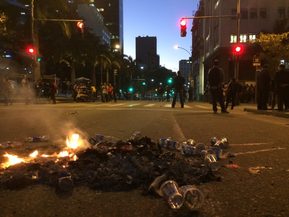 Rastros de destruição e confronto no protesto em frente à Alerj (Foto: Gabriel Barreira/G1)