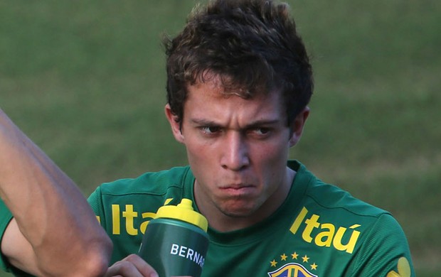 Bernard treino seleção brasil (Foto: Nilton Fukuda/Agência Estado)