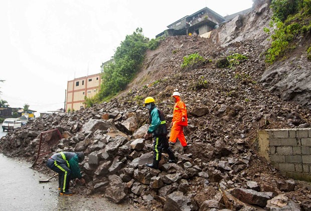 Funcionários do governo trabalham em local de deslizamento de terra nas Filipinas (Foto: Reuters)
