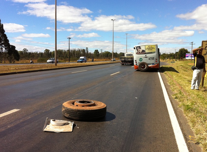 Ônibus fazia trajeto Águas Lindas de Goiás para rodoviária do Plano Piloto ficou estacionado sem as duas rodas traseiras na BR-070   (Foto: Káthia Mello/G1 DF)