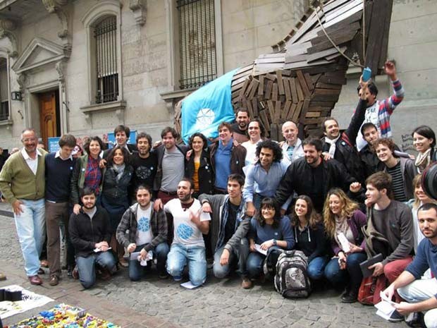 Membros do Partido de la Red, na Argentina, posam para foto em frente a representação do Cavalo de Troia, símbolo do partido na campanha legislativa de Buenos Airesde 2013 (Foto: Reprodução/ Facebook/ Partido de la Red)