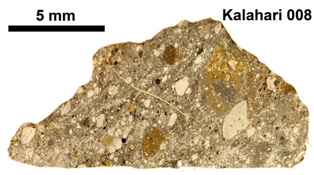 Meteorito lunar batizado de Kalahari 008. Impactos na Lua podem ejetar materiais em direção à Terra. O meteorito Kalahari 008 tem aproximadamente 600 gramas e foi coletado no Deserto Kalahari, em Botswana (Foto: Corteria de Addi Bischoff/Science)
