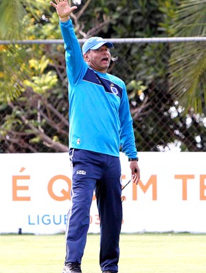 Técnico Celso Roth, Treino Cruzeiro (Foto: Denilton Dias / Vipcomm)