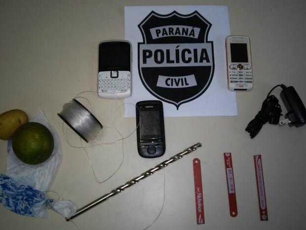 Objetos foram apreendidos antes de entrar na cadeia (Foto: Divulgação/Polícia Civil )