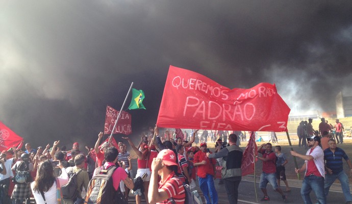 Movimento dos Trabalhadores Sem Teto protestam perto da Arena Corinthians (Foto: Leandro Canônico)