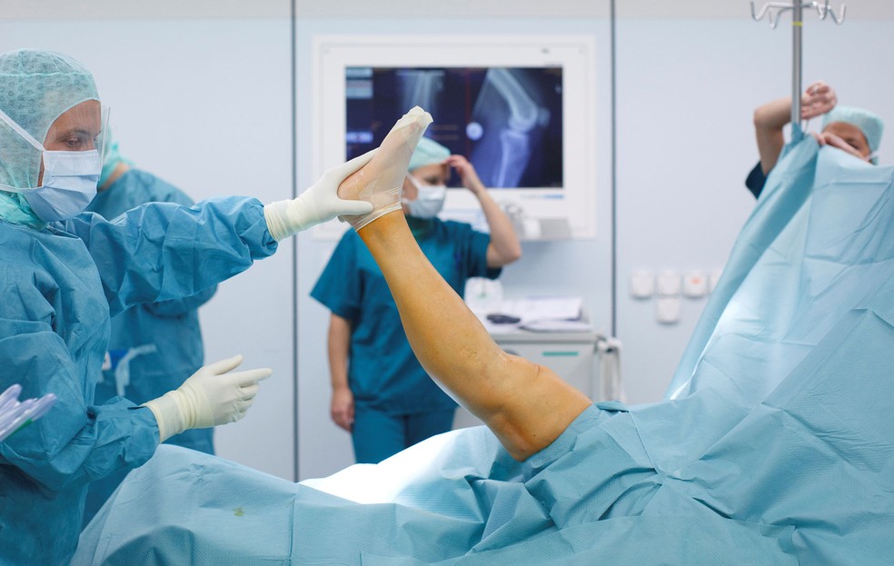 Em foto de arquivo, equipe médica realiza cirurgia de joelho na Suíça em 2011  (Foto: REUTERS/Michael Buholzer/File Photo)