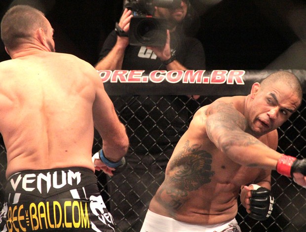 Rafael Feijão e Igor Pokrajac UFC Goiânia (Foto: Rodrigo Malinverni)