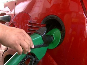 Com aumento do preço da gasolina, consumidores começam a buscar pelo etanol (Foto: Reprodução/TV Gazeta)